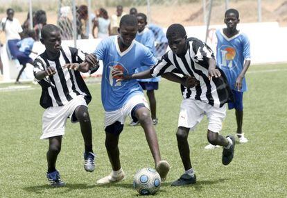 Escolares senegaleses durante un partido de f&uacute;tbol.