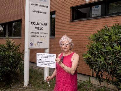 Soledad Arias, en huelga de hambre desde hace nueve días, en la puerta del centro de salud Colmenar Sur, donde acude cada día para protestar por el cierre del servicio de urgencias.