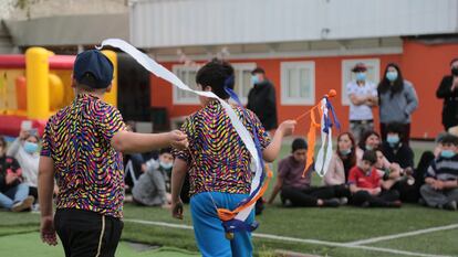 Dos niños durante una ceremonia en un hogar del servicio estatal.