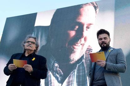 Joan Tardà i Gabriel Rufián, davant una imatge d'Oriol Junqueras aquest dissabte a Barcelona.