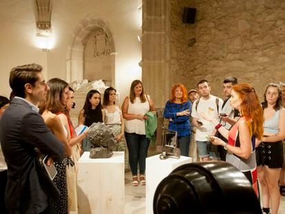 Un grupo de personas asiste a la exposición 'Testas', en el Museo de Arte Contemporáneo Esteban Vicente de Segovia, dentro del programa del Hay Festival 2022.