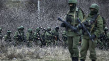 Soldados rusos marchan alrededor de una base ucrania en Perevalnoye, a las afueras de Simferópol.