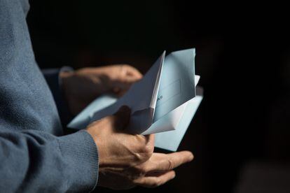 Un votante introduce el voto de su elección en el sobre correspondiente durante la jornada electoral.
