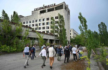Un grupo de turistas pasea a inicios de este mes por la ciudad fantasma de Prípiat, en la zona de exclusión de Chernóbil.