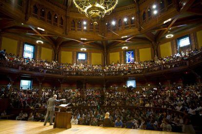 Michael J. Sandel, durante una de sus clases en Harvard.