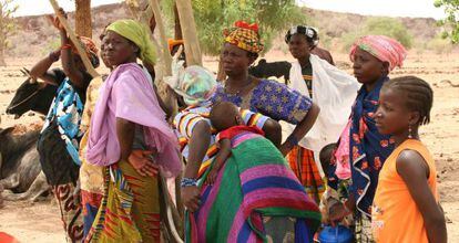 Mujeres en un poblado del interior rural de Burkina Faso.