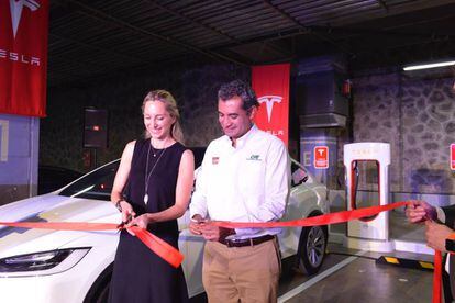 Momento en que se inaugura el cargador r&aacute;pido de Tesla en Cuernavaca.