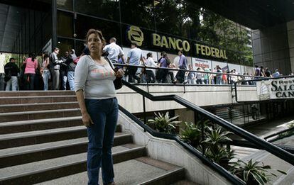 Decenas de clientes hacen fila fuera del Banco Federal tras informarse de su intervención por parte del Gobierno de Hugo Chávez