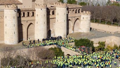 Los agricultores, bloqueando el acceso a las Cortes de Aragón.