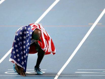 LaShawn Merritt celebra la victoria en la final de 400m.