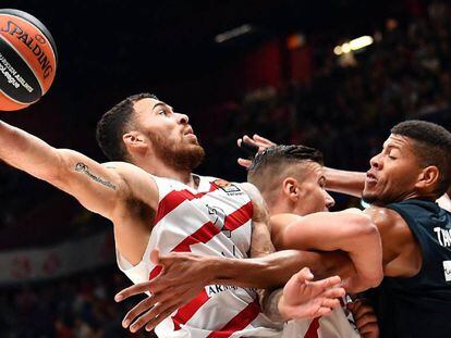 Tavares intenta parar a Mike James
