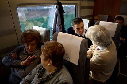 El secretario general del PSOE y candidato a la presidencia del Gobierno, Pedro Sánchez, conversa con un viajero durante el trayecto de AVE Málaga-Zaragoza.