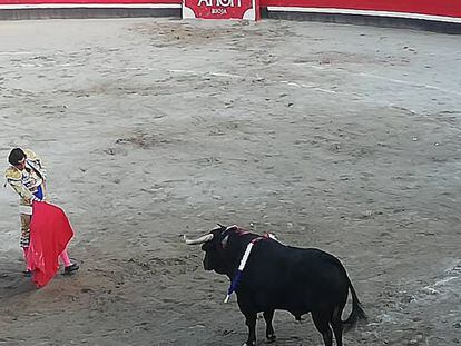 Curro Díaz, durante la faena de muleta al cuarto toro de la tarde.