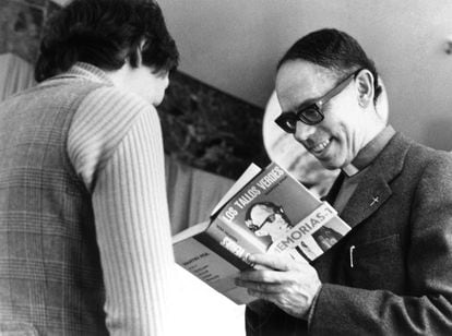 El sacerdote y escritor José Luis Martín Vigil, firmando un ejemplar de uno de sus libros a finales de los años sesenta.