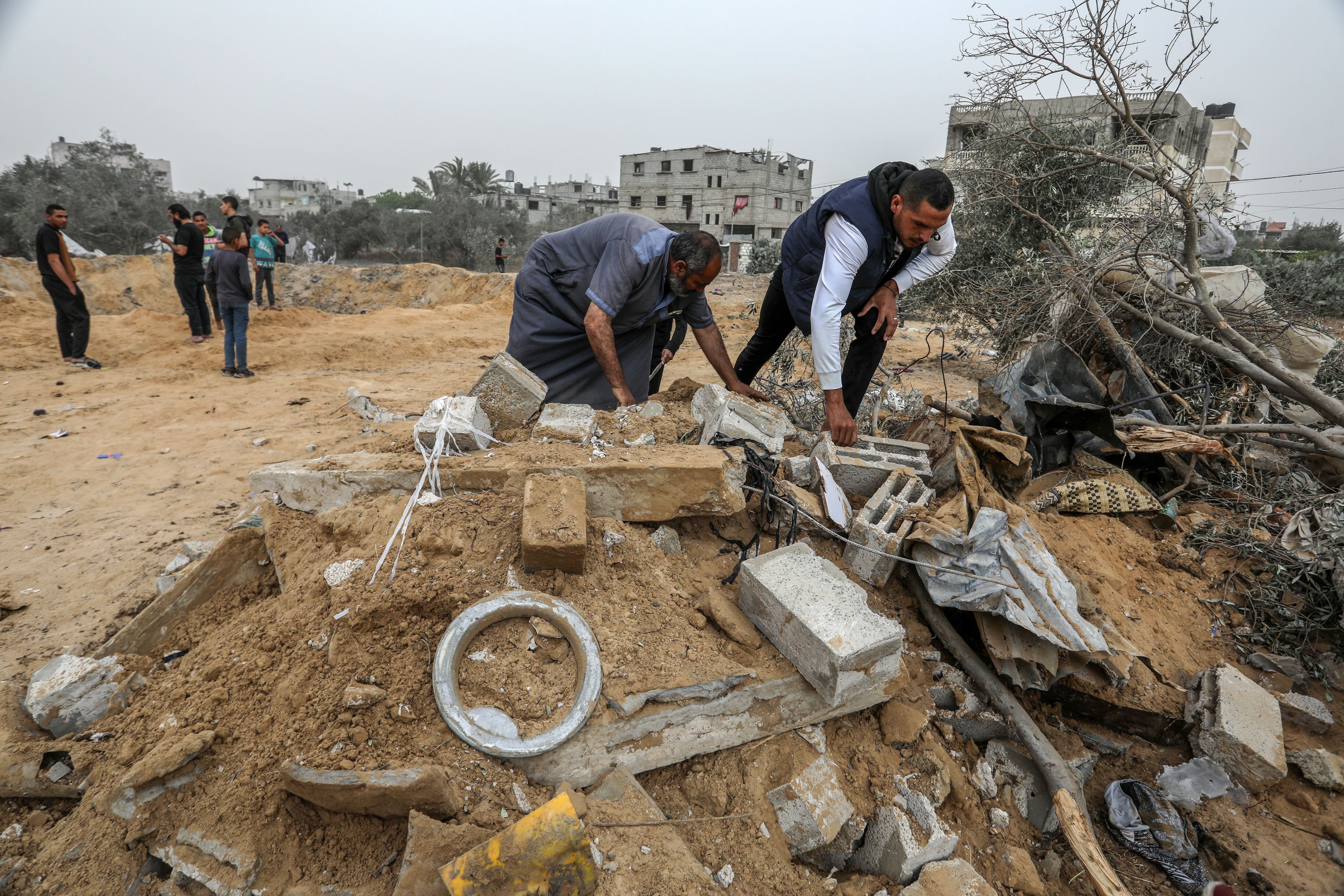 Conflicto Israel-Irán y guerra en Gaza, en directo | Israel despliega soldados y armamento en la frontera de Gaza ante una posible ofensiva en Rafah