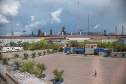 Un trabajador sale de las instalaciones de la empresa en Monclova.