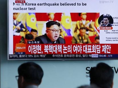 Surcoreanos siguen las noticias sobre la prueba nuclear de Corea del Norte.