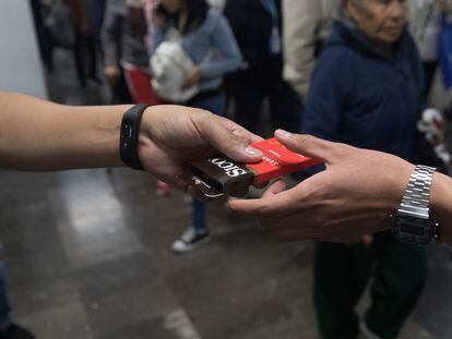 Repartición de preservativos en una estación del metro de Ciudad de México.