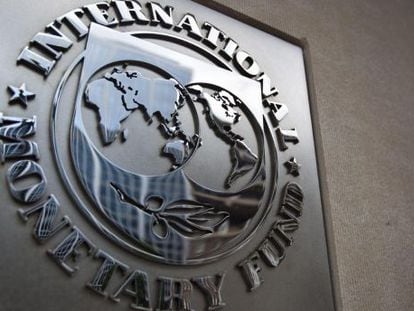 Escudo del FMI en la sede de la instituci&oacute;n, en Washington. EFE/Archivo