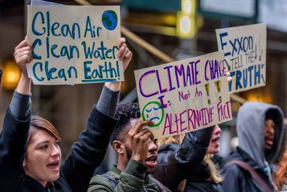 Un grupo de activistas defiende la investigación de la petrolera ExxonMobil, que mintió durante décadas sobre su contribución al cambio climático.  