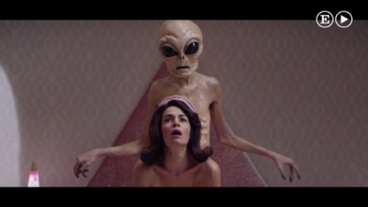 Jackie Kennedy con un extraterrestre: el polémico vídeo de Eduardo Casanova | Tentaciones | EL PAÍS Jackie Kennedy con un extraterrestre: el polémico vídeo de Eduardo Casanova | Tentaciones | EL PAÍS