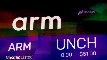 Una pantalla muestra el logotipo de Arm durante la salida a Bolsa en el Nasdaq.