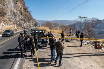 Miembros de la policía municipal de Zapopan realizan el trabajo de peritaje en el lugar donde fue abandonado el cuerpo.