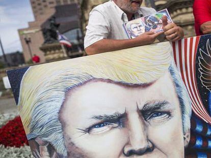 Un partidario de Trump con un cuadro del candidato en Cleveland.