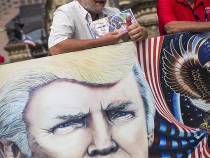 Un partidario de Trump con un cuadro del candidato en Cleveland.