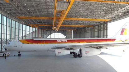 Hangar de la compa&ntilde;ia Iberia en el aeropuerto de El Prat.