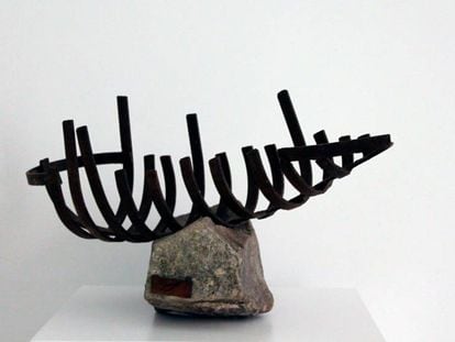 Una escultura de Maïs Jorba a l'exposició 'Mar de pedres'.