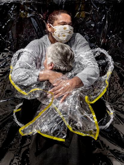 'El primer abrazo', del danés Mads Nissen, foto del año en el concurso World Press Photo 2021.