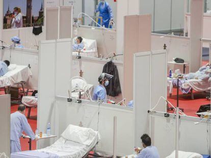 Sanitarios y enfermos distribuidos en el interior del Hospital de Campaña de IFEMA habilitado para pacientes con Covid-19.