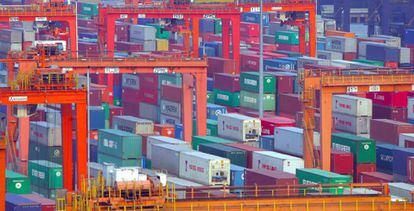 Cientos de contenedores en el puerto chino de Yantian.