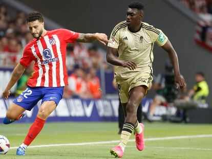 Samu Omorodion trata de obstaculizar a Mario Hermoso durante el Atlético-Granada disputado el pasado lunes en el estadio Civitas Metropolitano.