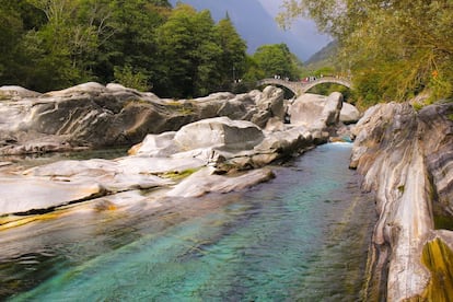 Saltos de hasta 15 metros, descensos en rápel por superficies verticales de más de 50, toboganes hacia un abismo desconocido, nadar en agua fría… El barranquismo no es cosa de cobardes. Al tener tantos cañones, en ocasiones de muy difícil acceso, el cantón suizo de Tesino, fronterizo con Italia, se ha convertido, con su majestuoso paisaje, en una meca de los amantes de esta modalidad deportiva. En la foto, el río Verzasca, de aguas turquesas y corrientes traicioneras, atraviesa el valle de Lavertezzo, en Tesino (Suiza).