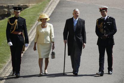 El ex ministro británico John Major (segundo por la derecha) acompañado de su esposa Norma llegan al castillo de Windsor.

