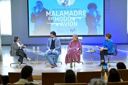 De izquierda a derecha, María Zabala, Rafa Guerrero, Paloma Blanc y Laura Baena, participantes en la mesa redonda de presentación de la encuesta 'Malamadre en modo avión', en el Espacio Fundación Telefónica de Madrid el 1 de febrero de 2023.