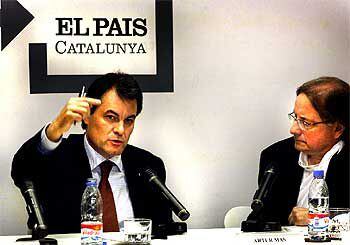 Artur Mas, en un momento del coloquio, junto al periodista y filósofo Josep Ramoneda.