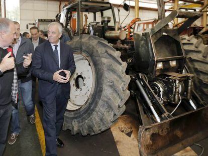 Pachi V&aacute;zquez, ayer durante una visita a una f&aacute;brica de maquinaria industrial en Vila de Cruces.