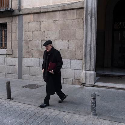 18/03/2020En la foto,  el arzobispo de Madrid, Carlos Osoro, saliendo de la calle San Justo 2 para acudir a la catedral de la Almudena para dar la misa de las ocho de la tarde, que es cada día retransmitida por internet para los fieles durante el estado de alarma.Madrid.