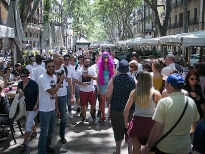 Un grupo de turistas celebra una despedida de soltero en la Rambla, en una imagen de archivo.