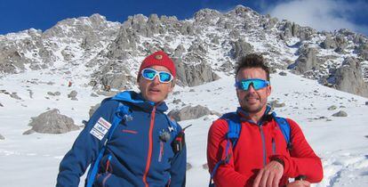 Fernando Alonso y Jesús Calleja durante su ascenso a la sierra de Peña Rubia.