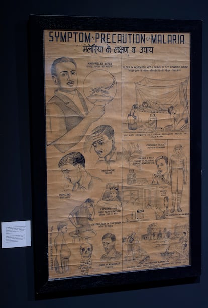Póster informativo de India (1980) que representa los síntomas de la malaria.