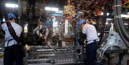 Trabajadores vietnamitas en la cadena de montaje de una planta de Ford en el país.