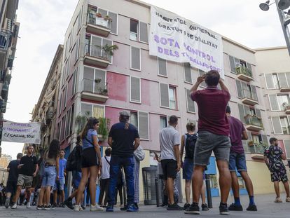 Protesta contra un desahucio de tres inquilinos en el centro de Barcelona, el pasado octubre.