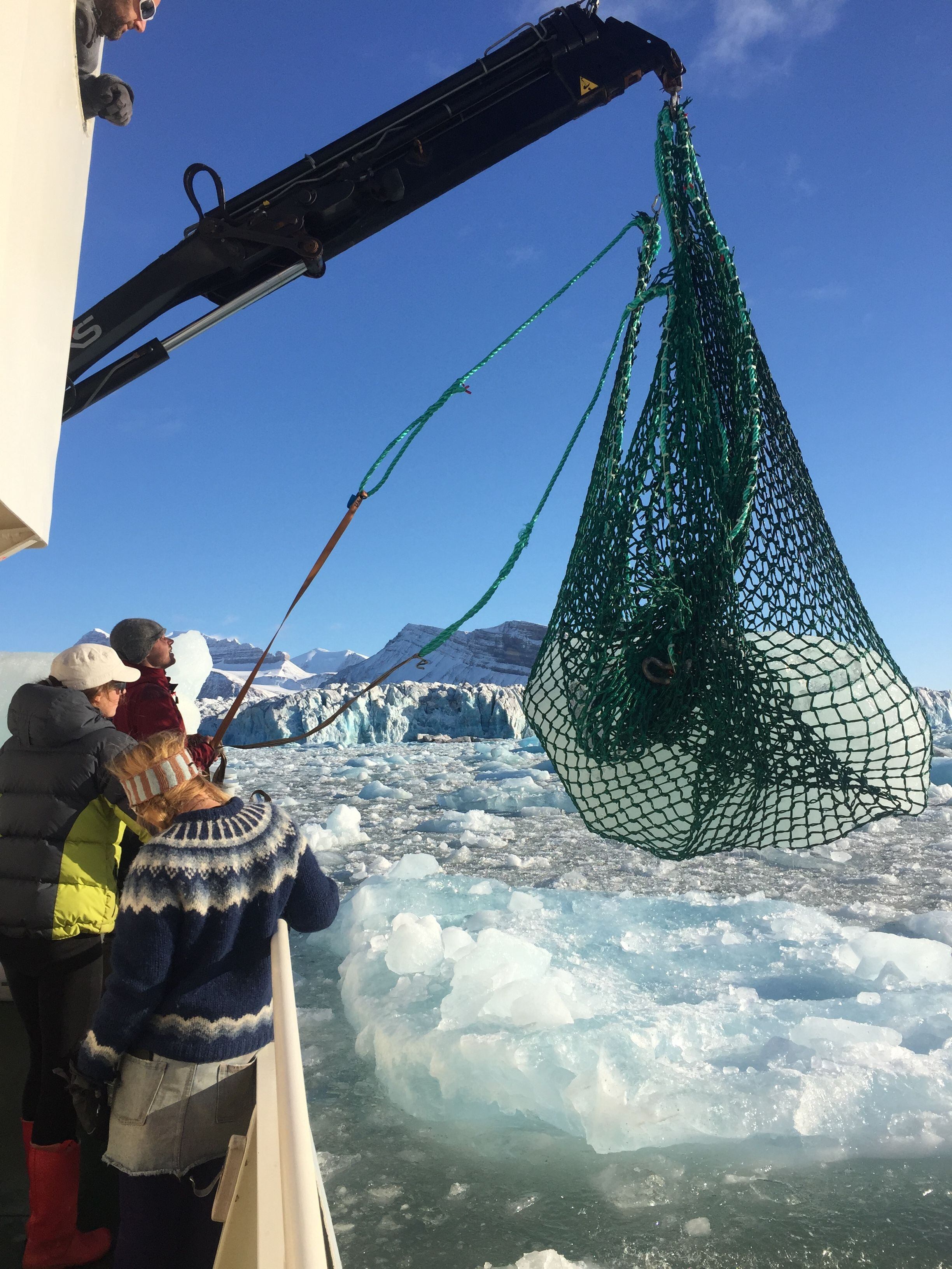 Un momento de la captura de trozos de icebergs por parte de la empresa Svalbardi. 