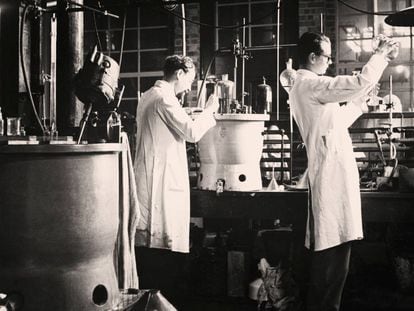 T&eacute;cnicos refinando penicilina en un laboratorio de Reino Unido en 1943.