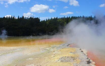 La burbujeante 'piscina de champán' en el parque geotermal de Wai-O-Tapu, cerca de Rotorua (Nueva Zelanda).