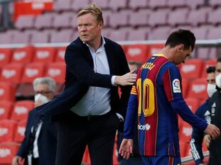 Koeman saluda a Messi, en el partido del Barcelona ante el Celta en el Camp Nou.